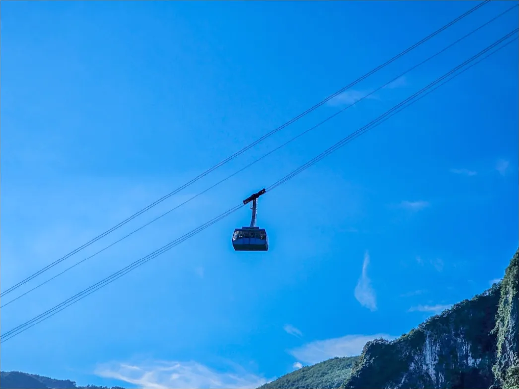 Cable Car Ascending Mountain Scenic Route C911