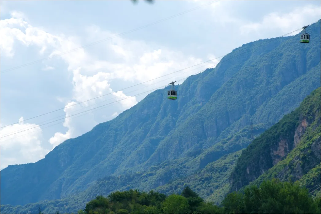 Detail Cable Car Ascending Mountain Scenic Route Number 5