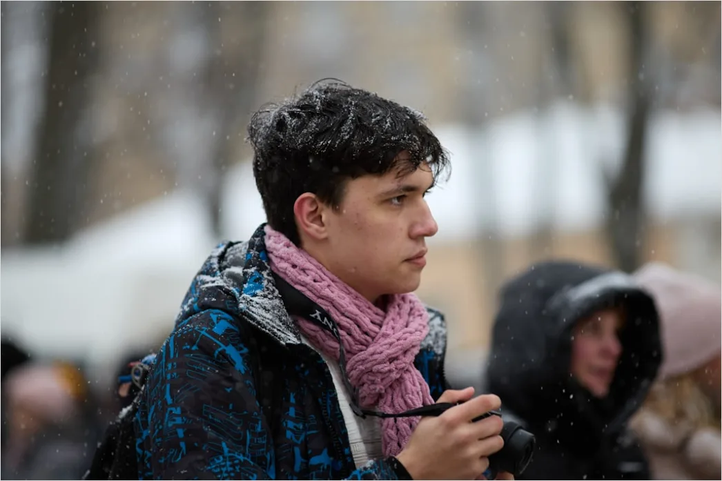 Detail Candid Portrait Teenager Using Smartphone Outdoor Number 11