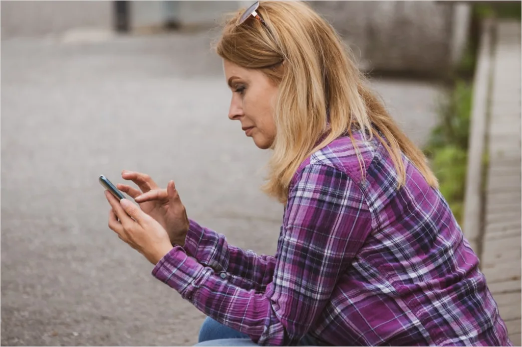 Detail Candid Portrait Teenager Using Smartphone Outdoor Number 12