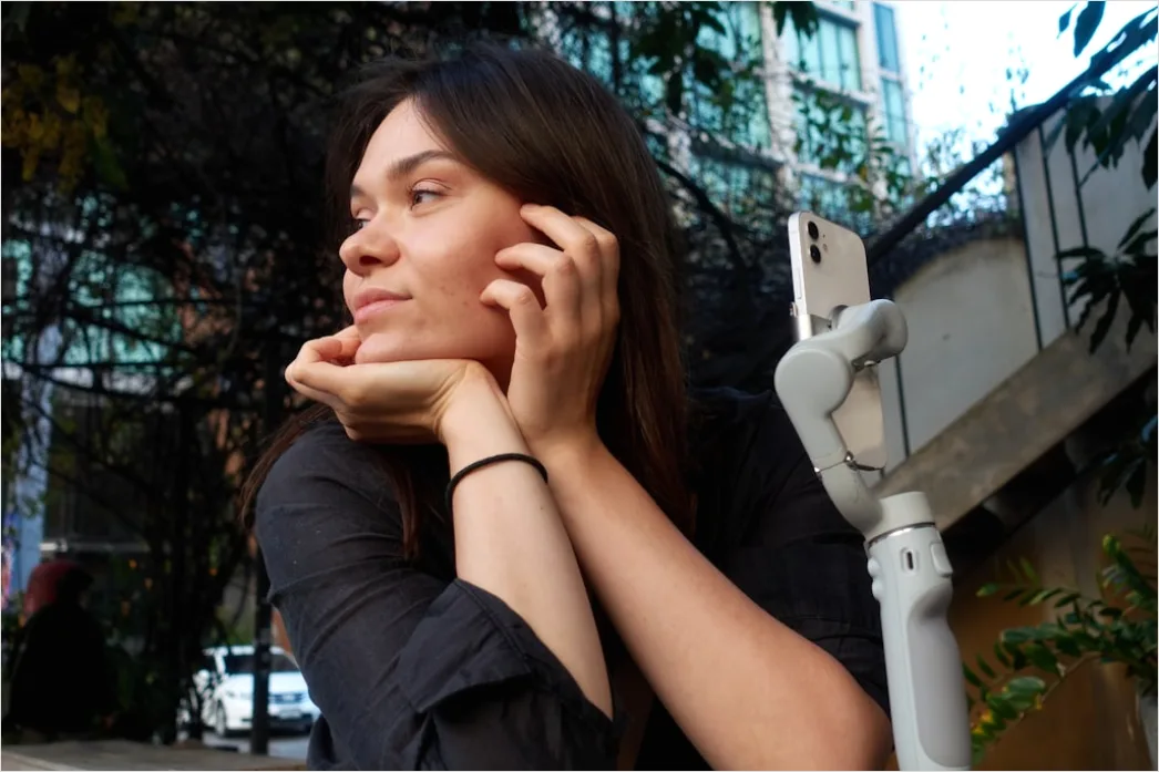 Detail Candid Portrait Teenager Using Smartphone Outdoor Number 13