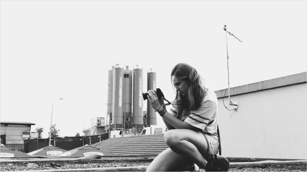 Detail Candid Portrait Teenager Using Smartphone Outdoor Number 14