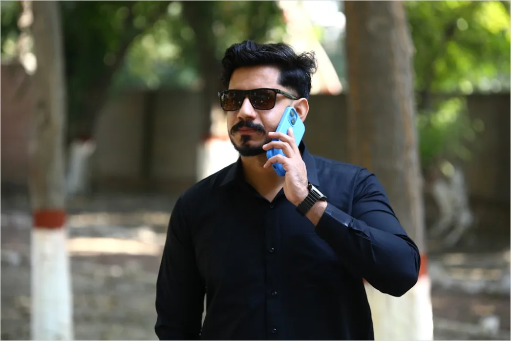 Detail Candid Portrait Teenager Using Smartphone Outdoor Number 15