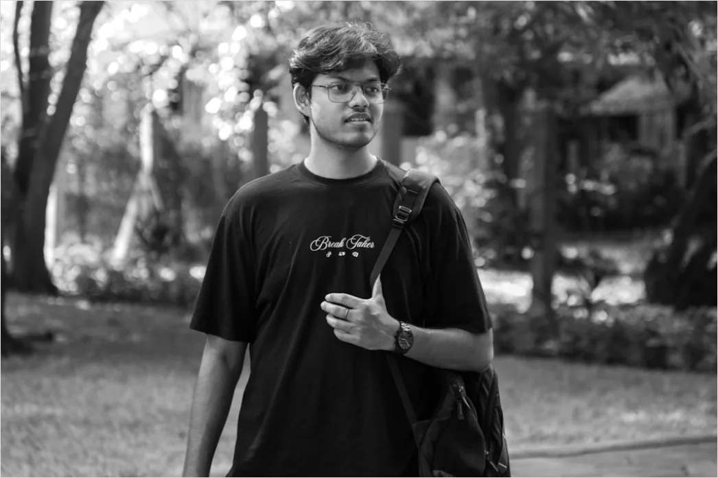 Detail Candid Portrait Teenager Using Smartphone Outdoor Number 16