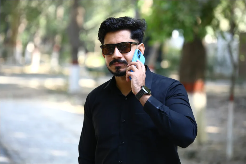 Detail Candid Portrait Teenager Using Smartphone Outdoor Number 17