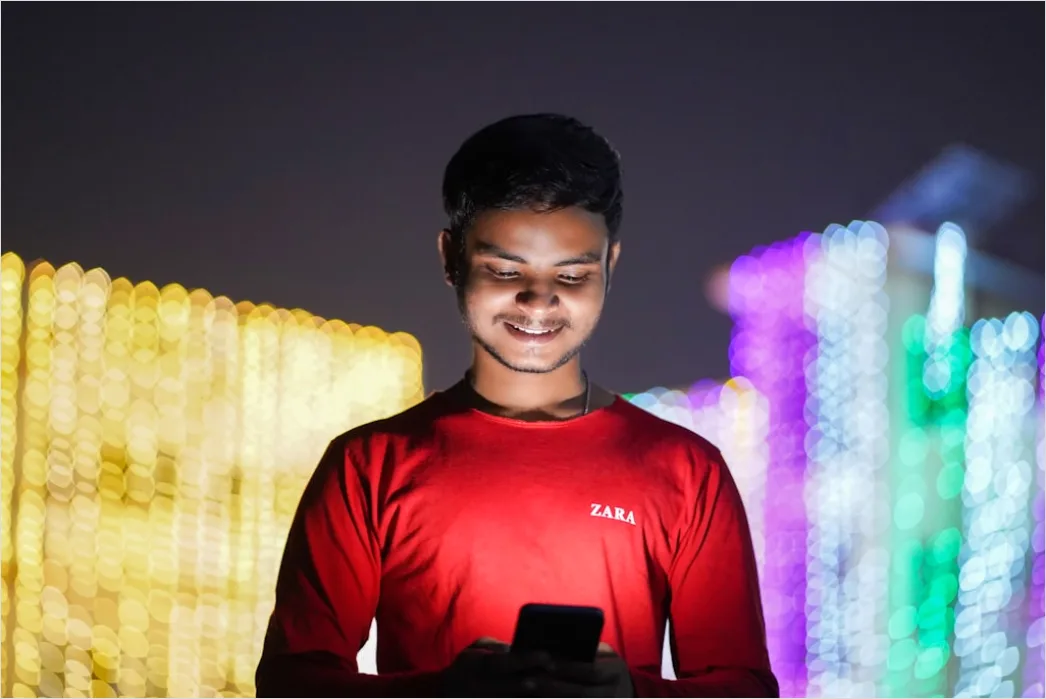 Detail Candid Portrait Teenager Using Smartphone Outdoor Number 5