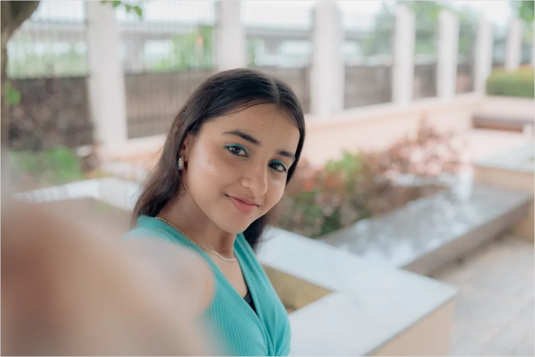 Detail Candid Portrait Teenager Using Smartphone Outdoor Number 10