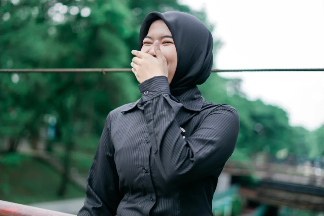 Candid Portrait Woman Laughing Natural Light Outdoor C36c