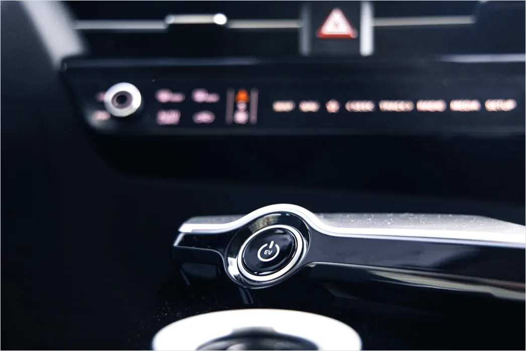 Detail Car Wireless Charging Pad Interior Close Up Number 17