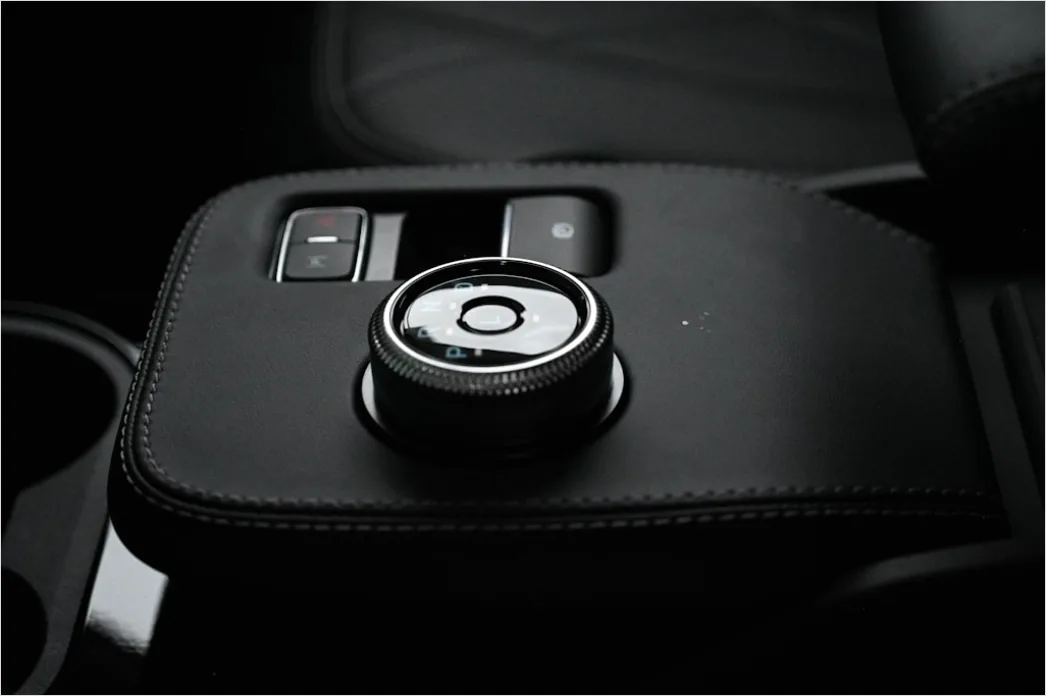 Detail Car Wireless Charging Pad Interior Close Up Number 19