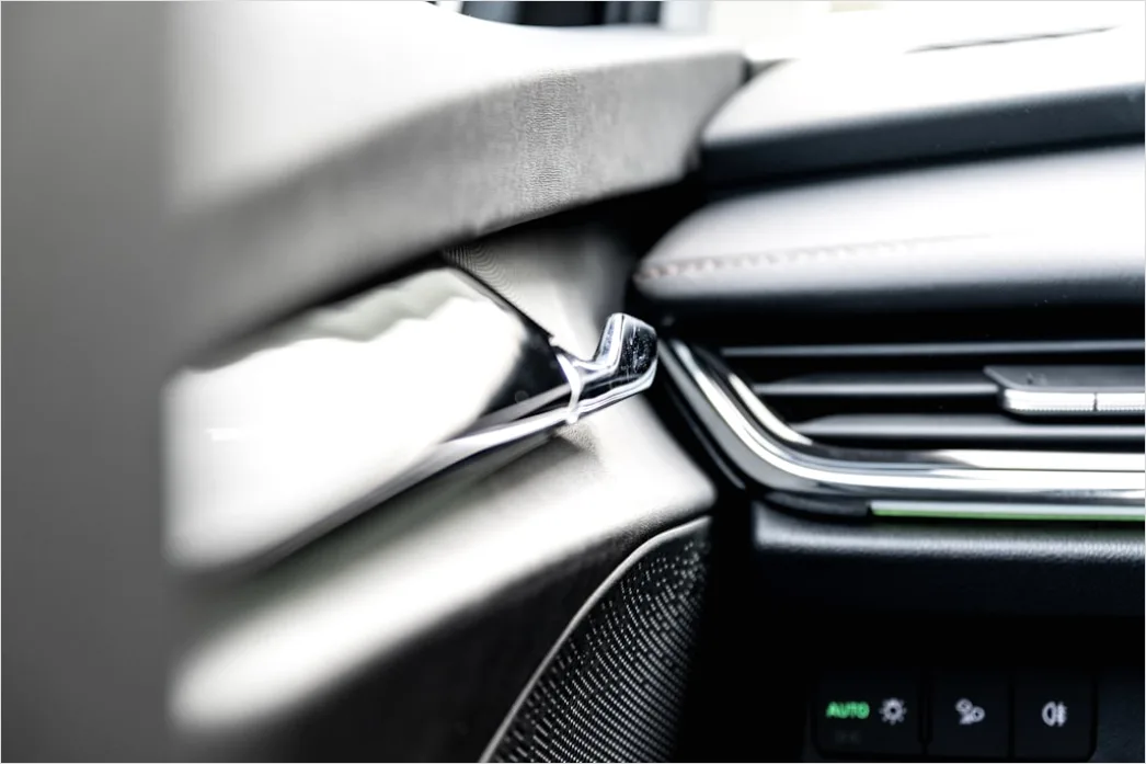 Detail Car Wireless Charging Pad Interior Close Up Number 6