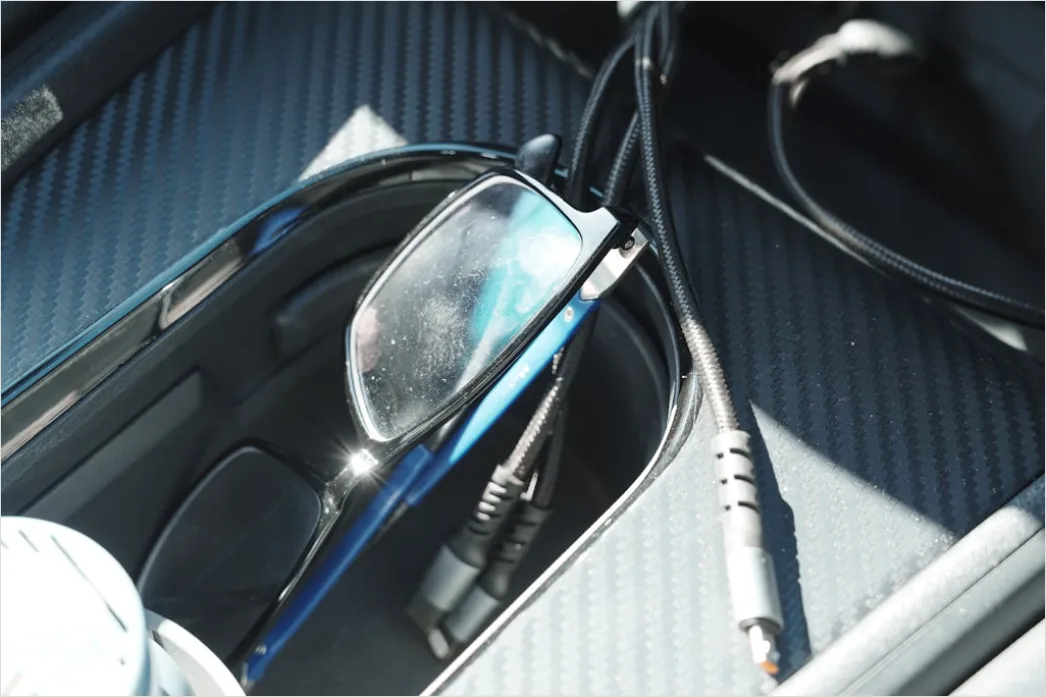 Detail Car Wireless Charging Pad Interior Close Up Number 8