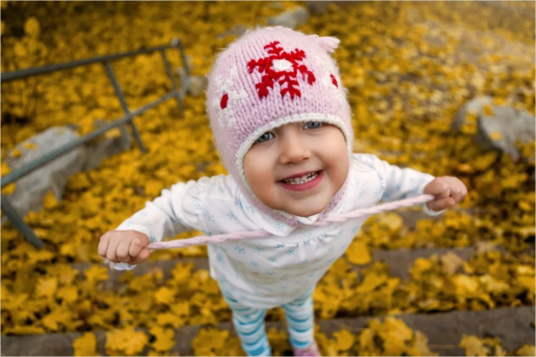 Children Portrait Playing In Autumn Leaves Outdoor C87f