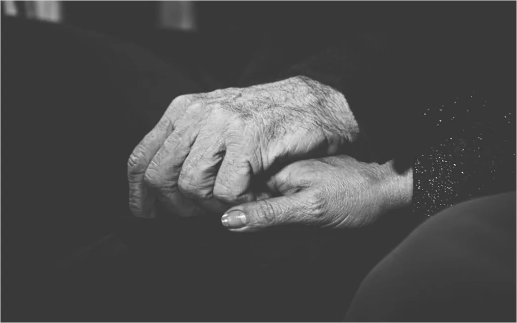 Elderly Couple Portrait Holding Hands Close Up 4d4c