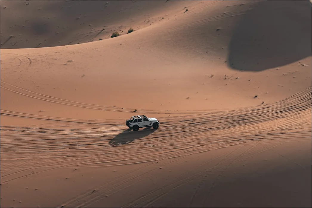 Detail Expedition Vehicle Crossing Sand Dunes Desert Number 12
