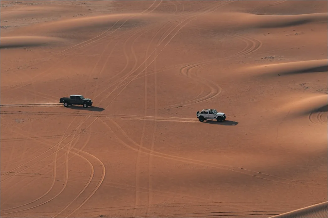 Detail Expedition Vehicle Crossing Sand Dunes Desert Number 13