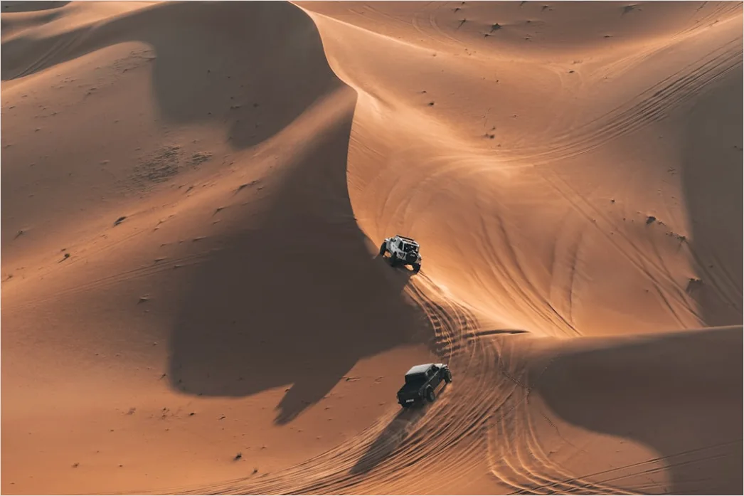 Detail Expedition Vehicle Crossing Sand Dunes Desert Number 5