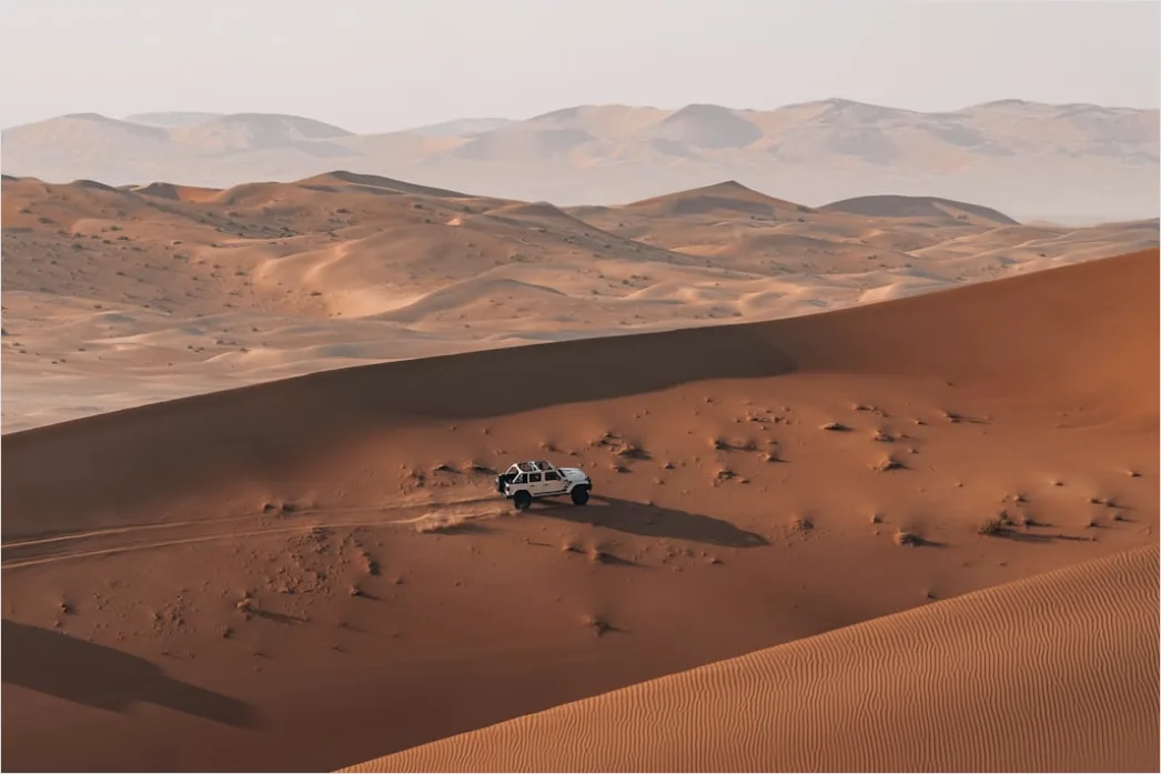 Detail Expedition Vehicle Crossing Sand Dunes Desert Number 7