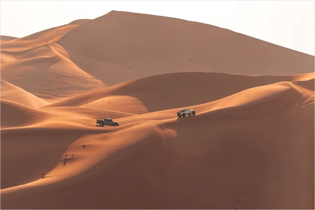 Detail Expedition Vehicle Crossing Sand Dunes Desert Number 8