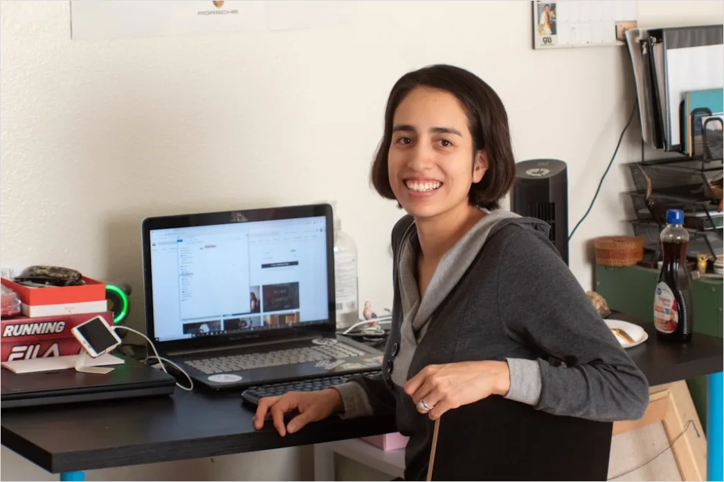 Detail Female Entrepreneur Portrait Working Desk Setup Number 11