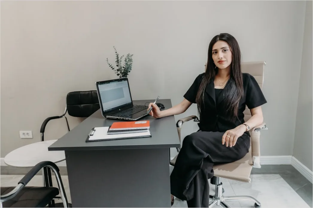 Detail Female Entrepreneur Portrait Working Desk Setup Number 12