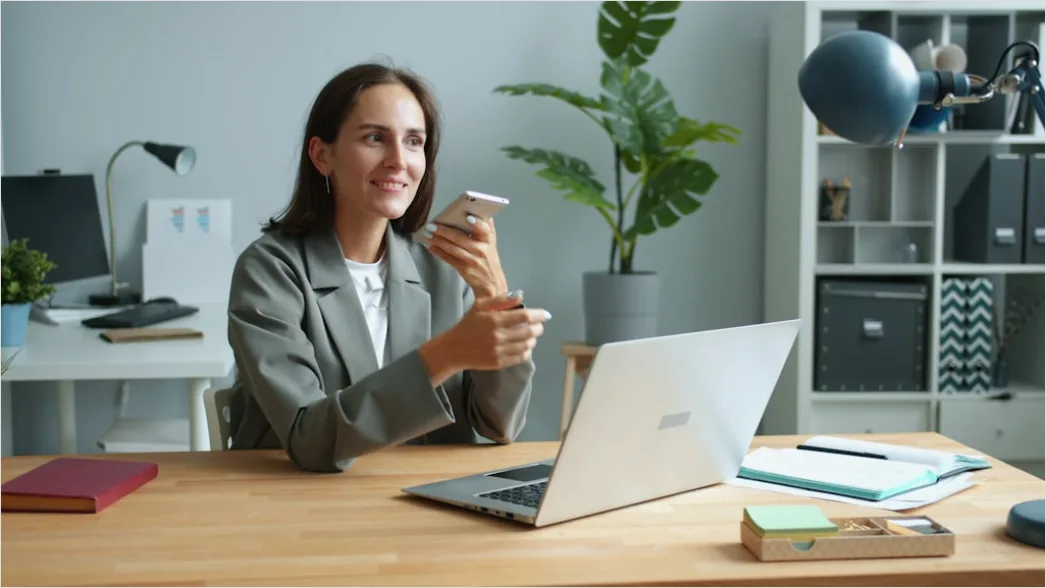 Detail Female Entrepreneur Portrait Working Desk Setup Number 13