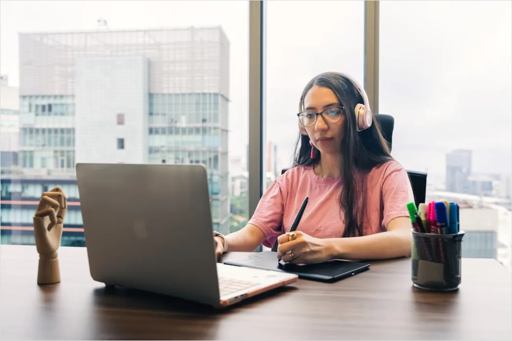 Detail Female Entrepreneur Portrait Working Desk Setup Number 14