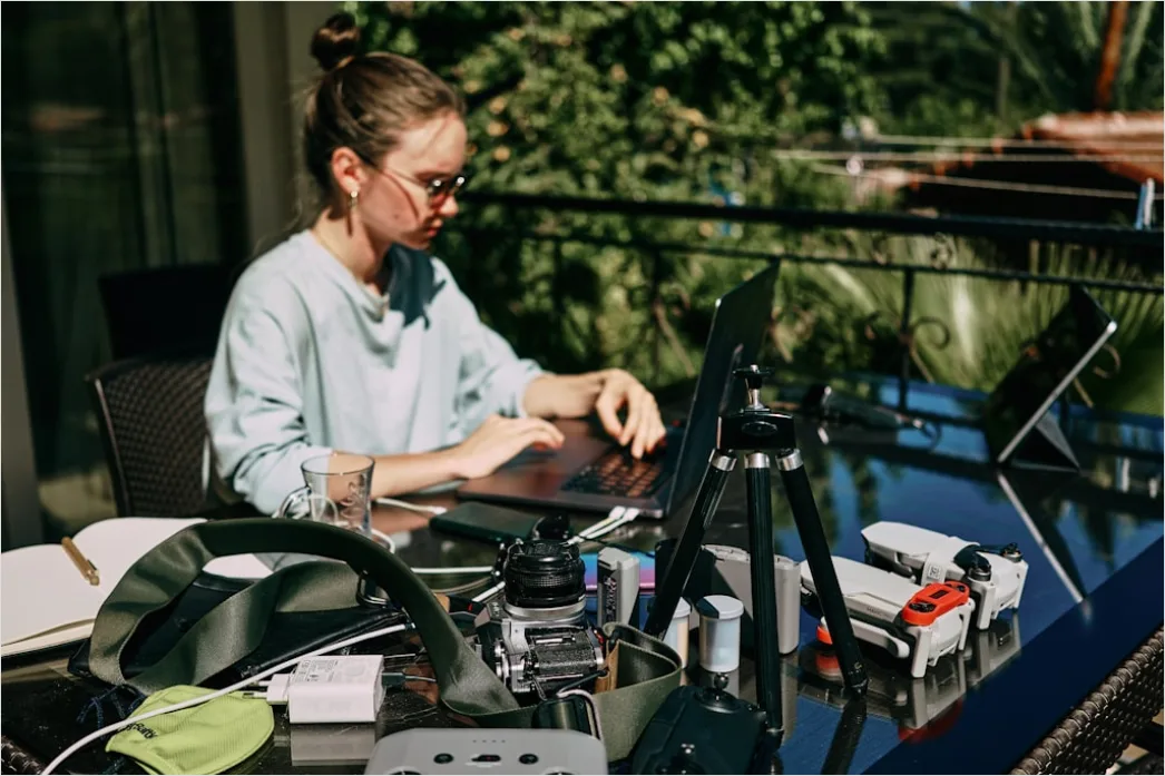 Detail Female Entrepreneur Portrait Working Desk Setup Number 15