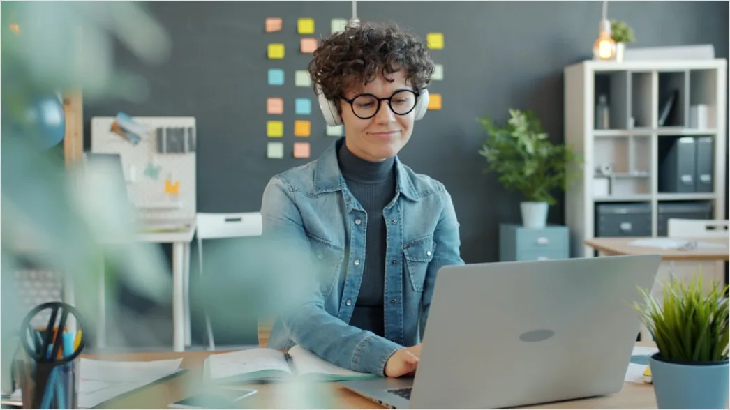 Detail Female Entrepreneur Portrait Working Desk Setup Number 16