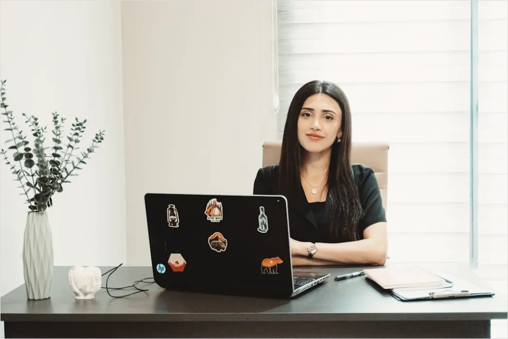 Detail Female Entrepreneur Portrait Working Desk Setup Number 17