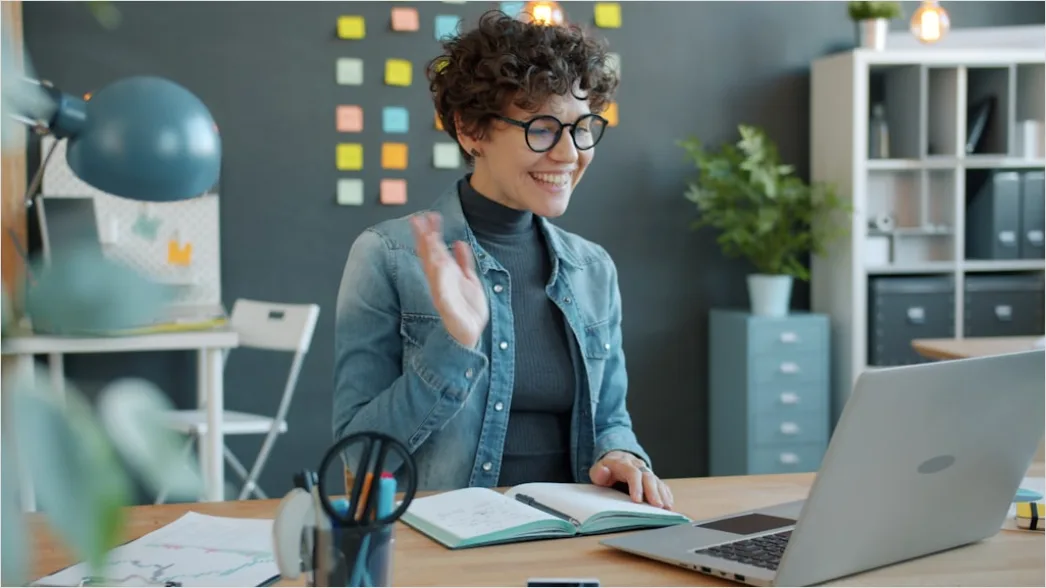 Detail Female Entrepreneur Portrait Working Desk Setup Number 18