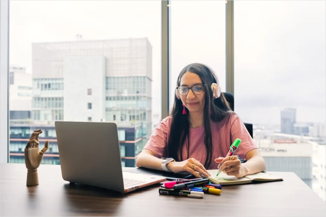 Detail Female Entrepreneur Portrait Working Desk Setup Number 20