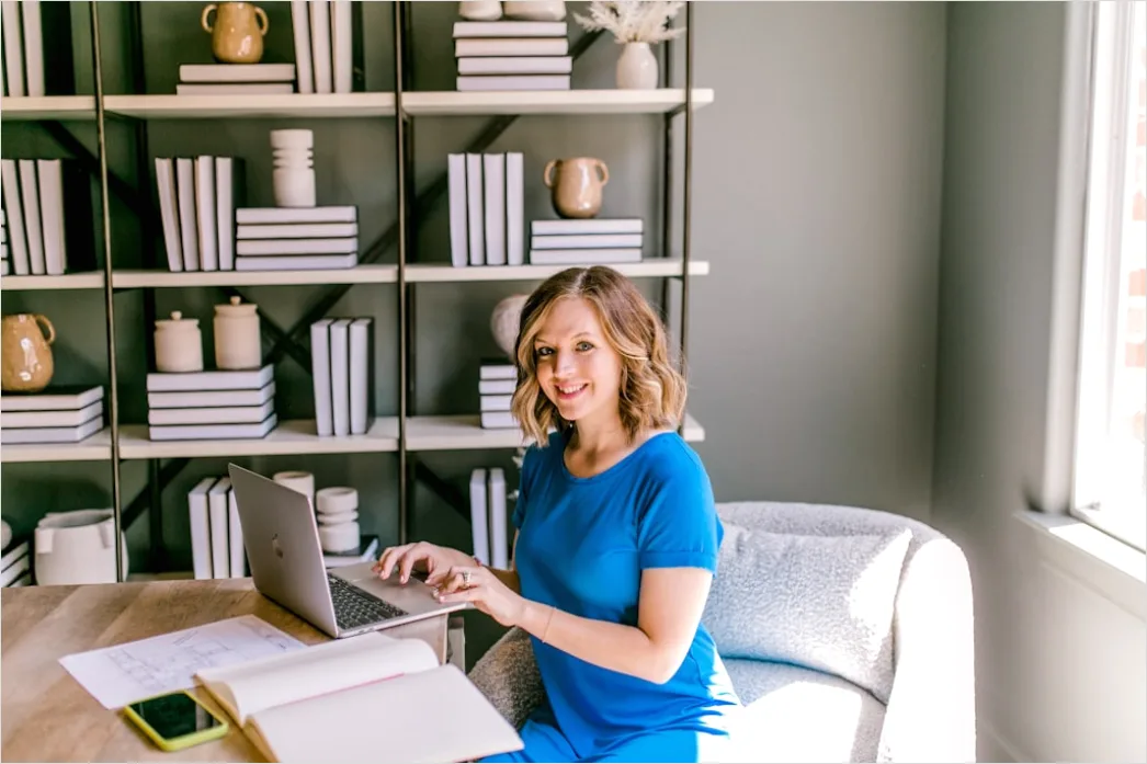 Detail Female Entrepreneur Portrait Working Desk Setup Number 3