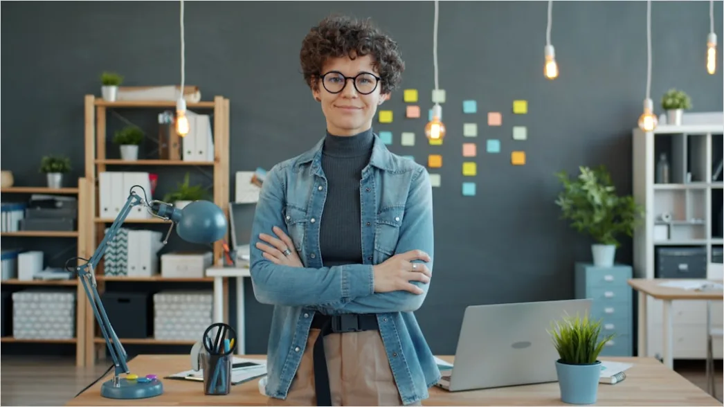 Detail Female Entrepreneur Portrait Working Desk Setup Number 4