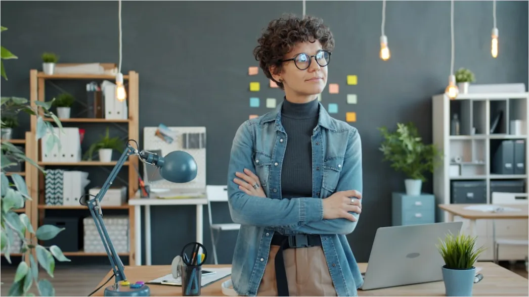 Detail Female Entrepreneur Portrait Working Desk Setup Number 6