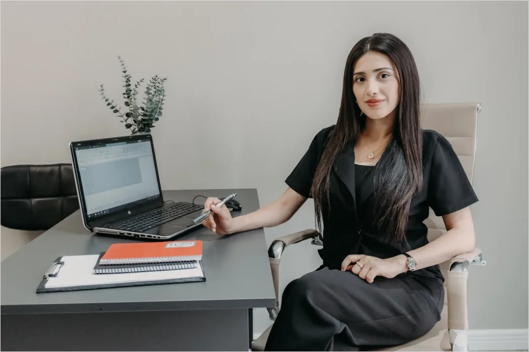 Detail Female Entrepreneur Portrait Working Desk Setup Number 8