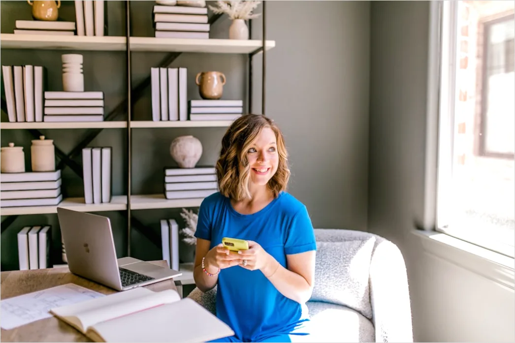 Detail Female Entrepreneur Portrait Working Desk Setup Number 9
