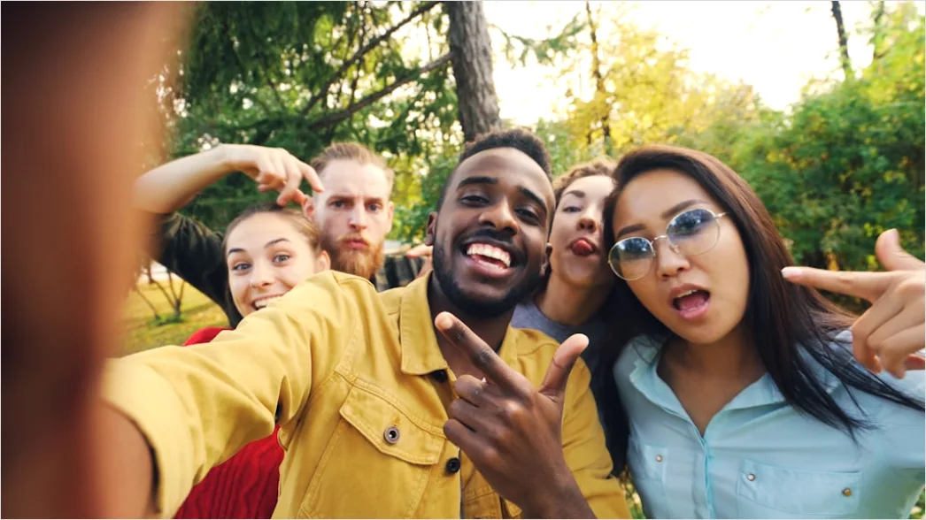 Detail Geburtstag Freunde Gruppe Selfie Lachen Number 2