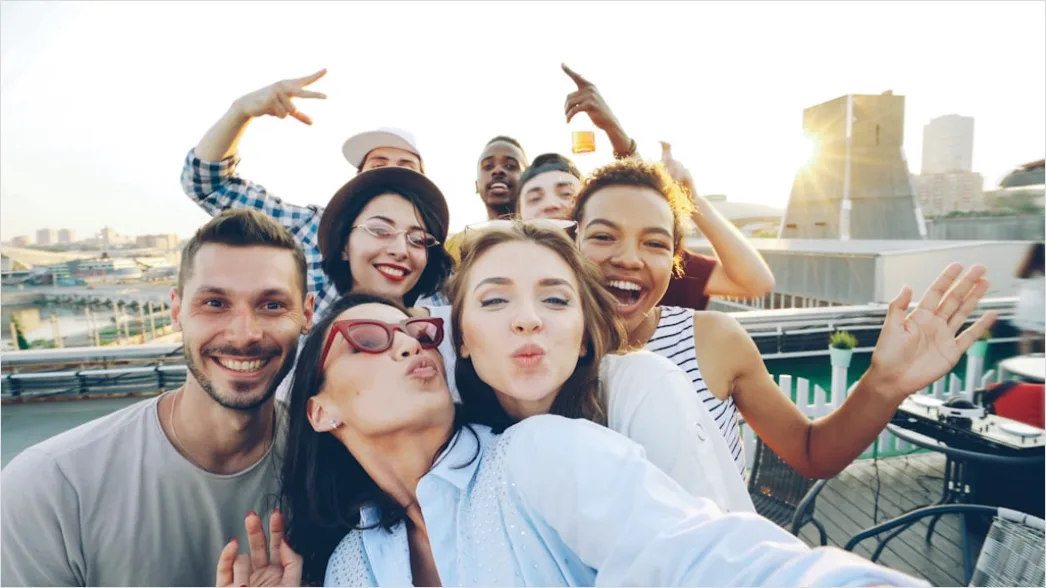 Detail Geburtstag Freunde Gruppe Selfie Lachen Number 13