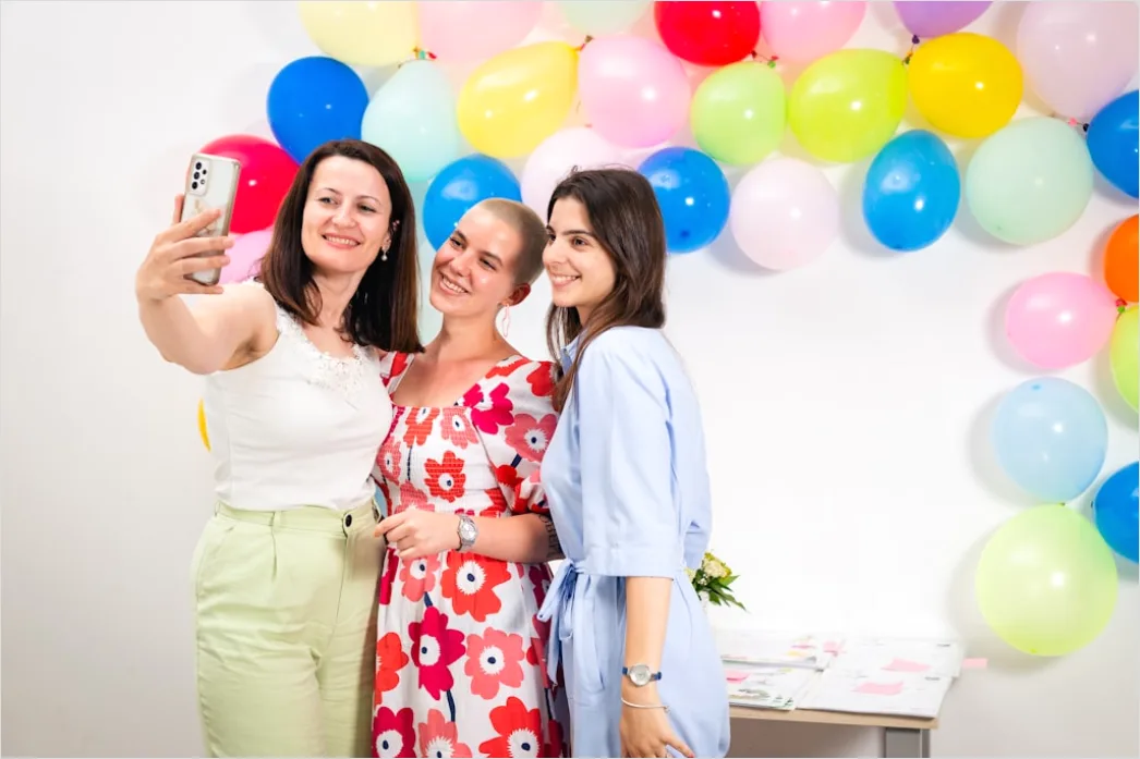 Detail Geburtstag Freunde Gruppe Selfie Lachen Number 15