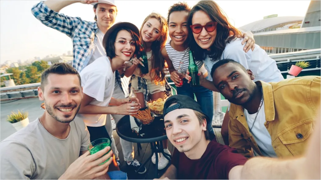 Detail Geburtstag Freunde Gruppe Selfie Lachen Number 16
