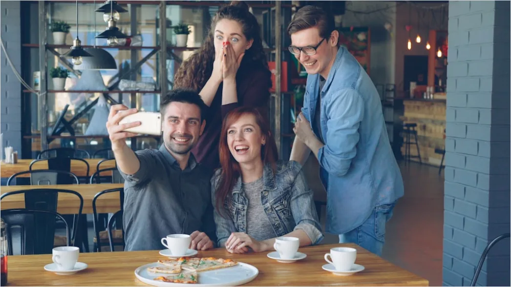 Detail Geburtstag Freunde Gruppe Selfie Lachen Number 17