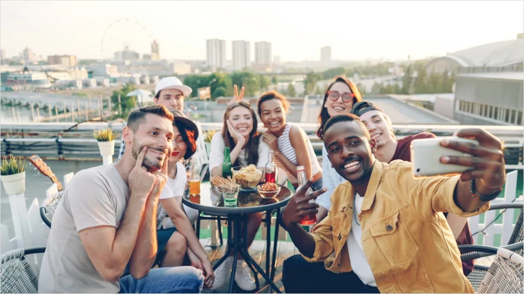 Detail Geburtstag Freunde Gruppe Selfie Lachen Number 19