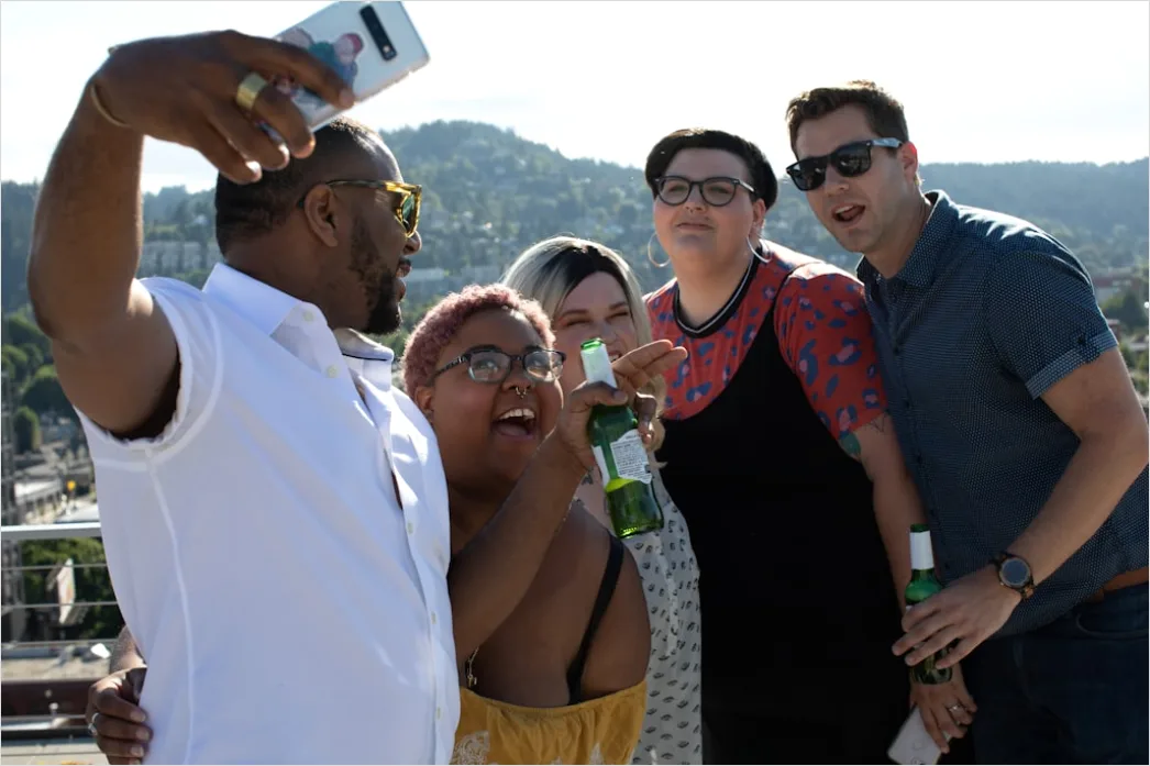 Detail Geburtstag Freunde Gruppe Selfie Lachen Number 8