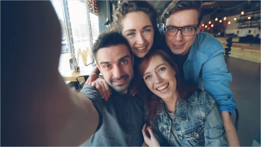 Detail Geburtstag Freunde Gruppe Selfie Lachen Number 9
