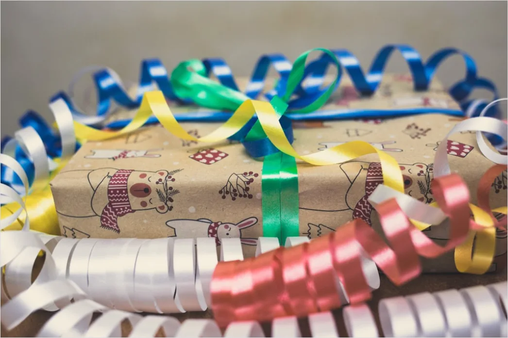 Geburtstag Geschenke Stapel Bunt Schleife Ec63