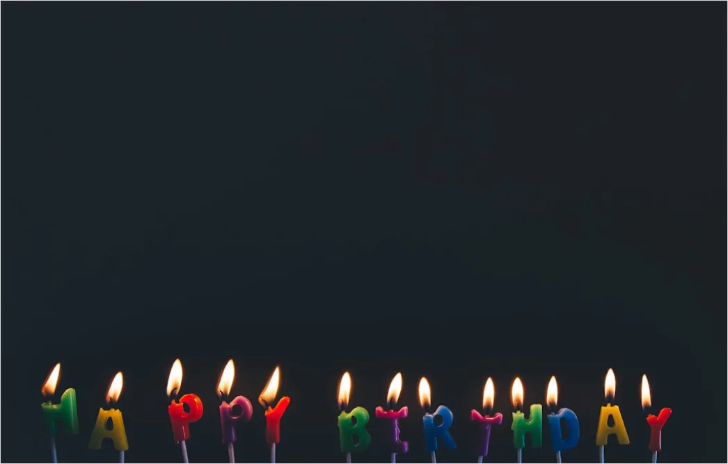 Geburtstag Kerzen Ausblasen Kind Nahaufnahme Moment A36d