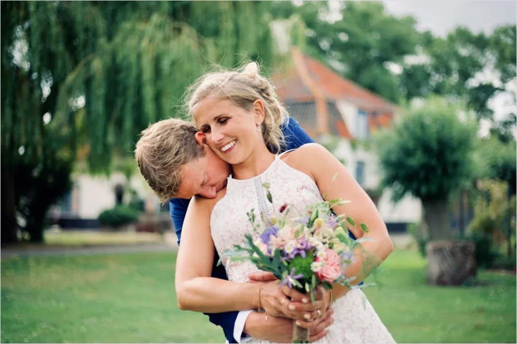 Hochzeit Konfetti Moment Brautpaar Lachen 80cb
