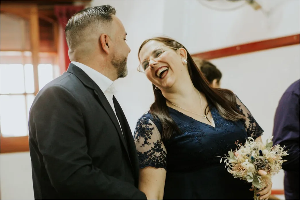 Detail Hochzeit Konfetti Moment Brautpaar Lachen Number 2