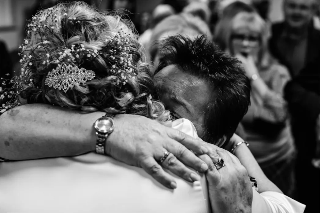 Detail Hochzeit Konfetti Moment Brautpaar Lachen Number 9